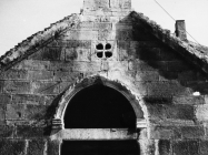 Pročelje crkve sv. Duha u prvoj polovici 80-ih godina, Bale. (fn. 19163) Iz arhive Arheološkog muzeja Istre