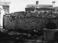 Gradske zidine i bunar u Balama u prvoj polovici 80-ih godina, Bale. (fn. 19386) Iz arhive Arheološkog muzeja Istre