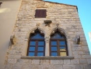 Gotička palača, bifora. Bale. Autor: Aldo Šuran (2008.)