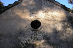Kružni prozor iznad vrata. Crkva Svetog Jakova, Bale. Autor: Aldo Šuran (2007.)