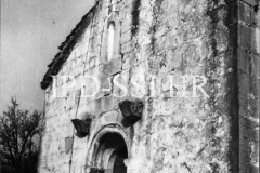 Pročelje crkve Svetog Kvirina krajem 60-ih godina, Jesenovik, Boljun. (bn. 8004, bp. 8023). Iz arhive Arheološkog muzeja Istre