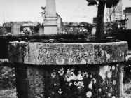 Grlić bunara s natpisom u Božjem polju početkom 60-ih godina, Božje polje. (bn. 6860) Iz arhive Arheološkog muzeja Istre