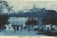 Mještani pred hotelom Albergo alla Fontana krajem 20-ih godina, Buzet. Iz arhive Zavičajnog muzeja u Buzetu