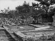 Pogled na iskopane ostatke ranosrednjovjekovne bazilike sv. Mihovila početkom 20. stoljeća, Vodnjan. (fp. 1) Iz AMI