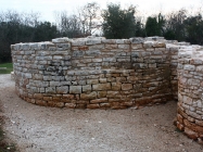 Središnja apsida porušene bazilike. Crkva Svetog Mihovila/arheološko nalazište Banjole. Autor: Aldo Šuran (2010.) Središnja apsida porušene bazilike. Crkva Svetog Mihovila/arheološko nalazište Banjole. Autor: Aldo Šuran (2010.)
