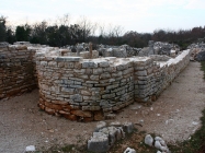 Bočna apsida porušene bazilike. Crkva Svetog Mihovila/arheološko nalazište Banjole. Autor: Aldo Šuran (2010.) Bočna apsida porušene bazilike. Crkva Svetog Mihovila/arheološko nalazište Banjole. Autor: Aldo Šuran (2010.)