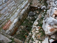 Grobno mjesto. Crkva Svetog Mihovila/arheološko nalazište Banjole. Autor: Aldo Šuran (2010.) Grobno mjesto. Crkva Svetog Mihovila/arheološko nalazište Banjole. Autor: Aldo Šuran (2010.)