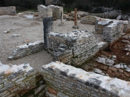 Ulaz u baziliku. Crkva Svetog Mihovila/arheološko nalazište Banjole. Autor: Aldo Šuran (2010.) Ulaz u baziliku. Crkva Svetog Mihovila/arheološko nalazište Banjole. Autor: Aldo Šuran (2010.)