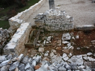 Crkva Svetog Mihovila/arheološko nalazište Banjole. Autor: Aldo Šuran (2010.) Crkva Svetog Mihovila/arheološko nalazište Banjole. Autor: Aldo Šuran (2010.)