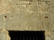 Natpis na arhitravu novije crkve. Crkva Svetog Mihovila/arheološko nalazište Banjole. Autor: Aldo Šuran (2007.)
