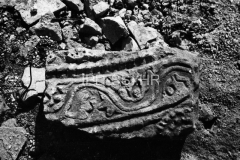 Ulomak romaničkog ciborijalnog luka iz crkve sv. Sofije 1968. godine, Dvigrad. (bn. 8728) Iz arhive Arheološkog muzeja Istre