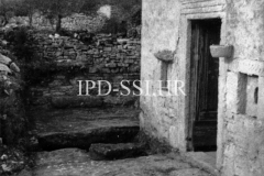 Popločenje pred crkvom Svetog Elizeja sredinom 50-ih godina, Fažana. (fn. 3499). Iz arhive Arheološkog muzeja Istre.