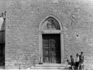 Pročelje crkve Sv. Kuzme i Damjana krajem 40-ih godina, Fažana. (bp. 534). Iz arhive Arheološkog muzeja Istre