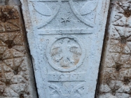 Grb s godinom izgradnje na palači Giocondo-Petris. Galižana. Autor: Aldo Šuran (2010.)