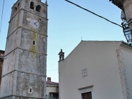 Župna crkva Svetog Roka izgrađena 1634. i zvonik. Galižana. Autor: Aldo Šuran (2010.)