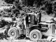 Odlazak minera prema kuli Turan 6. svibnja 1992. godine, Koromačno. (fn. 25952) Iz arhive Arheološkog muzeja Istre