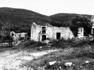 Pogled na ostatke građevina oko crkve sv. Ivana glavosijeka 1991. godine, Koromačno. (fn. 25697) Iz arhive Arheološkog muzeja Istre