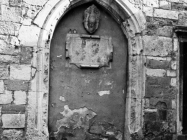 Zazidana gotička vrata na župnoj crkvi rođenja Marijina u prvoj polovici 60-ih godina, Labin. (bn. 6825) Iz arhive Arheološkog muzeja Istre