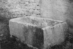 Antički sarkofag uz crkvu Svetog Andrije u Karojbi početkom 50-ih godina, Motovun. (fn. 3318) Iz arhive Arheološkog muzeja Istre