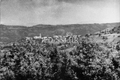 Pogled na Kaldir s jugozapada 1975. godine, Motovun. (fn. 13761) Iz arhive Arheološkog muzeja Istre