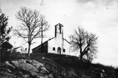 Pogled na crkvu Svetog Antona u Zarečju sredinom 60-ih, Pazin. (bn. 6812)  Iz arhive Arheološkog muzeja Istre