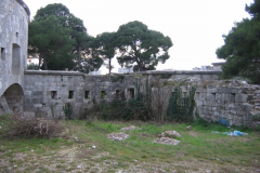 Obrambene zidine vanjskog dvorišta. Fort Casoni Vecchi, Pula. Autor: Aldo Šuran (2006.)