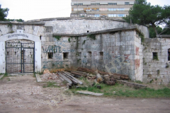 Ulaz i obrambene zidine vanjskog dvorišta. Fort Casoni Vecchi, Pula. Autor: Aldo Šuran (2006.)