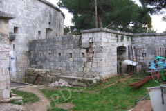 Unutarnje dvorište. Fort Casoni Vecchi, Pula. Autor: Aldo Šuran (2006.)