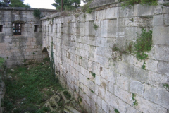 Obrambene zidine vanjskog dvorišta. Fort Casoni Vecchi, Pula. Autor: Aldo Šuran (2006.)
