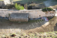 Unutrašnje dvorište. Fort Monte Castellier, Pula. Autor: Aldo Šuran (2006.)