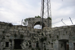 Vanjske zidine i centralni toranj. Fort Monvidal, Pula. Autor: Aldo Šuran (2006.)