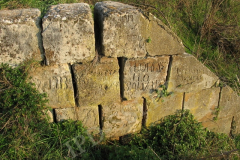 Natpisi s početka 20. stoljeća na krovu. Fort Turtian, Pula. Autor: Aldo Šuran (2007.)