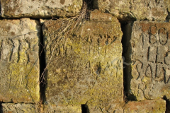 Natpisi s početka 20. stoljeća na krovu. Fort Turtian, Pula. Autor: Aldo Šuran (2007.)