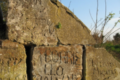 Natpisi s početka 20. stoljeća na krovu. Fort Turtian, Pula. Autor: Aldo Šuran (2007.)