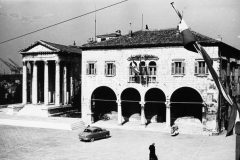 Komunalna palača i Augustov hram 1960. godine, Pula. Iz arhive Arheološkog muzeja Istre (fn. 4985) Iz arhive Arheološkog muzeja Istre