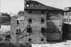 Kuća u Opatijskoj ulici (današnja Ulica benediktinske opatije)uz porušenu cisternu početkom 50-ih, Pula. (fp. 3400) Iz arhive Arheološkog muzeja Istre