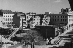 Mauzolej i gradnja stambene zgrade 1955. godine, Pula. Iz arhiva Arheološkog muzeja Istre (Negativ kod Vl. Karlića)
