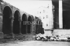 Ostaci porušene zgrade na pulskom Forumu pored Augustovog hrama 1955. godine, Pula. Iz arhive Arheološkog muzeja Istre.Iz Arhive