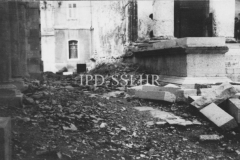Ostaci porušene zgrade na pulskom Forumu pored Augustovog hrama nakon Drugog svjetskog rata, Pula. Iz arhive Arheološkog muzeja Istre.