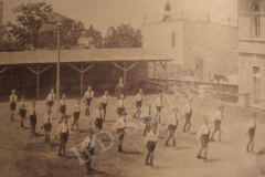 Peti razred škole Manzoni iz predjela Sv. Polikarp, osvajači prvog gimnastičkog gradskog natjecanja 1922. godine, L'Arena di Pola (21. studeni 1978.).jpg