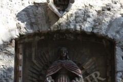 Skulptura u gotičkom stilu iznad ulaza crkve Gospe od Milosrđa. Pula. Autor: Aldo Šuran (2009.)