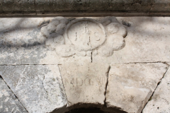 Kristogram iznad ulaza u zvonik katedrale Uznesenja Blažene Djevice Marije. Pula. Autor: Aldo Šuran (2009.)