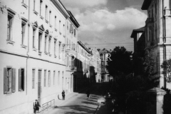 Ulica VI. Kongresa (današnja Anticova ulica) sredinom 50-ih godina 20. stoljeća, Pula. (fp. 4072) Iz arhive Arheološkog muzeja Istre