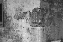 Antička spolija ugrađena u zid crkve Svetog Roka u Ročkom polju početkom 60-ih godina, Roč. (fn. 5330) Iz arhive Arheološkog muzeja Istre