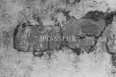 Antička spolija ugrađena u zid crkve Svetog Roka u Ročkom polju početkom 60-ih godina, Roč. (fn. 5331) Iz arhive Arheološkog muzeja Istre