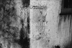 Rimska nadgrobna ara s likom pokojnice na crkvi Blažene Djevice Marije od zdravlja u Čiritežu 1977. godine , Roč. (fn. 15975a) Iz arhive Arheološkog muzeja Istre