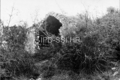 Crkva sv. Trojstva kod Stancije Garzotto 1993. godine, Rovinj. (fn. 27951) Iz arhive Arheološkog muzeja Istre Crkva sv. Trojstva kod Stancije Garzotto 1993. godine, Rovinj. (fn. 27951) Iz arhive Arheološkog muzeja Istre