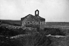 Pogled na apsidu crkve sv. Nikole kod Rovinja 1953. godine, Rovinj. (fn. 1750) Iz arhive Arheološkog muzeja Istre Pogled na apsidu crkve sv. Nikole kod Rovinja 1953. godine, Rovinj. (fn. 1750) Iz arhive Arheološkog muzeja Istre
