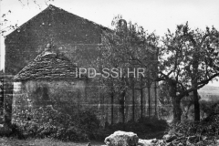 Apsida crkve sv. Kristofora kod Rovinja 1953. godine, Rovinj. (fn. 2291) Iz arhive Arheološkog muzeja Istre