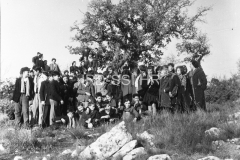 Posjet školske ekskurzije na gradinu Karaštak krajem 50-ih godina, Rovinjsko selo. (fn. 5107 b) Iz arhive Arheološkog muzeja Istre